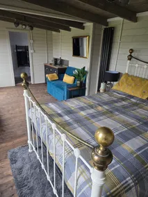 Log cabin with hot tub and views - Image 4