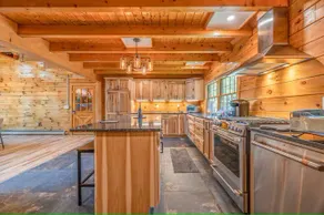 Luxury Lakeside Lodge w/Hot Tub & Steam Shower - Image 3