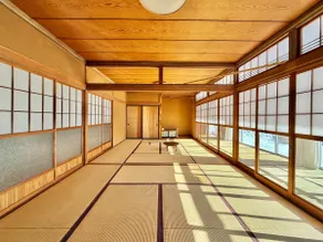 A house with a large veranda, tatami room, and open kitchen with a ceiling fan. The kitchen and bathroom are equipped with the latest facilities. - Image 4