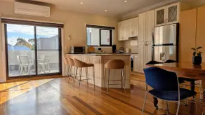 Heart of Surrey Hills (Parking On Request) - Image 2