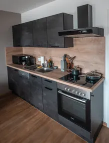 Luxury Stylish Apartment with Balcony & Free Parking - Image 3