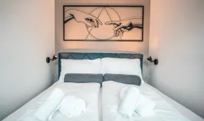 Luxury Stylish Apartment with Balcony & Free Parking - Image 2