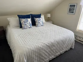 Charming 2-Bedroom Cottage - Image 3