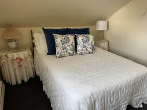 Charming 2-Bedroom Cottage - Image 2
