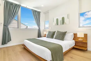 Modern townhouse w/rooftop terrace & EV charger - Image 4