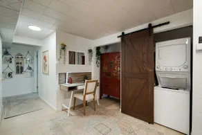 Beach Block 2-Bed with Coastal Palm Trees and Yard - Image 4