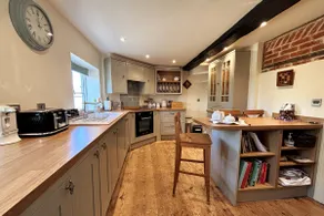 Dog friendly. Views of Wootton creek, price drop! - Image 5
