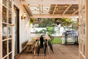 *New 2025* 4br charming cottage, ideal location - Image 2