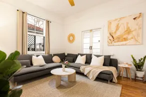 *New 2025* 4br charming cottage, ideal location - Image 3