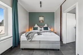 Luxurious townhouse with 2 parking spaces - Image 2
