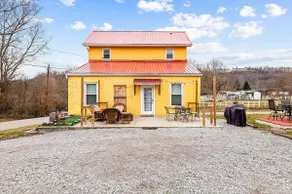 Charming Historic Home w/ Yard | Near Cincinnati - Image 2