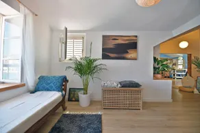 Unique Central Harbor Living - Image 2