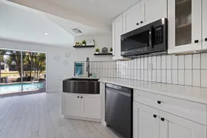 Excellent Location! Gulf Access, Heated Pool Chic! - Image 5