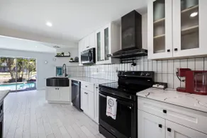 Excellent Location! Gulf Access, Heated Pool Chic! - Image 4