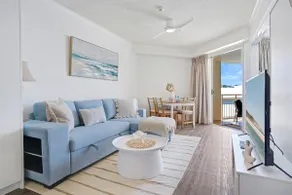 Modern Coastal Escape at Alex - 1min to beach - Image 2
