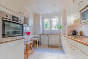 90 m2 apartment on enclosed garden - Image 4