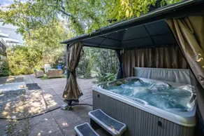 Boutique Nordic Stay, Hot Tub, Sauna and Sleeps 8 - Image 2