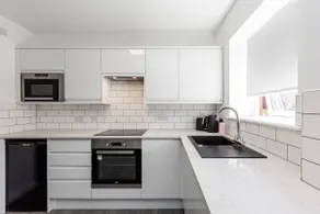 Waterfront 2 Bed Apartment | Free Parking & Wi-Fi - Image 4