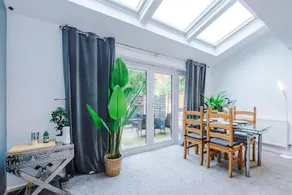 Blue Haven 3BR Home • City Access & Free Parking - Image 2