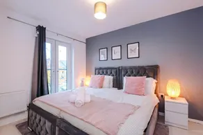 Blue Haven 3BR Home • City Access & Free Parking - Image 3