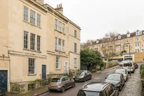 Pretty flat in historic Bath - Image 3