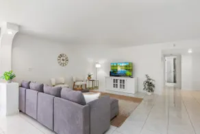 2-bedroom modern apt w/ king bed & pool, 10 min. - Image 3