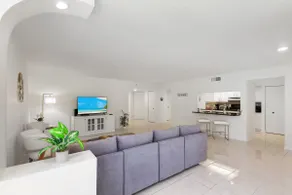 2-bedroom modern apt w/ king bed & pool, 10 min. - Image 3