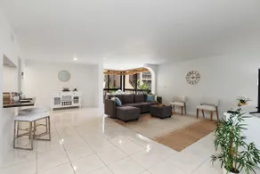 2-bedroom modern apt w/ king bed & pool, 10 min. - Image 2