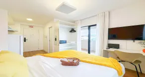 Studio with car space & balcony! - Image 5