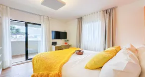 Studio with car space & balcony! - Image 4
