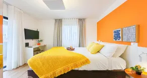 Studio with car space & balcony! - Image 3