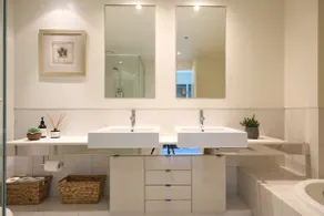 Double-Storey Retreat, Stunning Views & Parking - Image 4