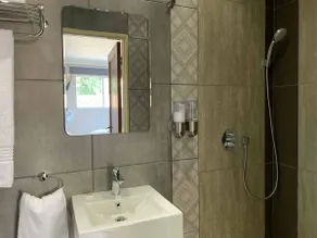 Standard room w/ king bed near White River CBD - Image 2