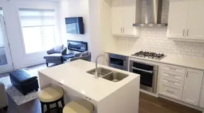 Modern lower-level suite - Image 4