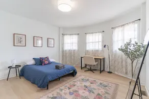 Generous Apartment with 3 Bedrooms! - Image 3