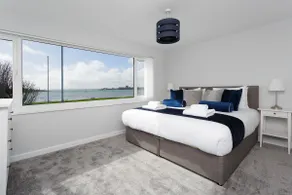 2BR Spacious & Cosy Retreat nr Port Solent Marina - Image 2