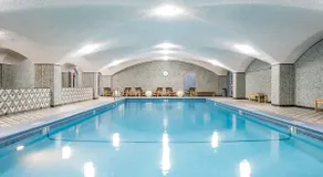 Whole Flat in Private Club. Walk to L, Dining & Shows - Image 5