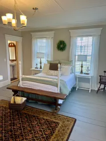 Manor Suite,cozy newly renovated,downtown & beach - Image 4