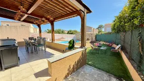 Beachfront villa with pool - Image 4