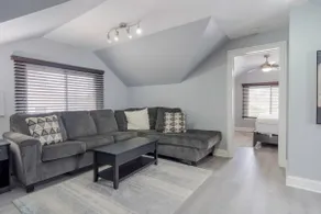 Charming 1BR + Sofa Bed Lombard Apt with Parking - Image 2