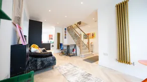 Artful Abode - 4BR House, Garden Patio, Parking, Sleeps 8 - Image 3