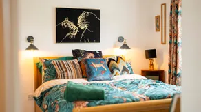 Artful Abode - 4BR House, Garden Patio, Parking, Sleeps 8 - Image 5