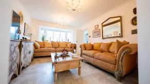 Artful Abode - 4BR House, Garden Patio, Parking, Sleeps 8 - Image 2