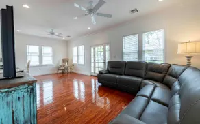 Brother’s Bungalow Downtown - Image 5