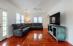Brother’s Bungalow Downtown - Image 4