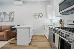 Charming 1BR Suite Near Shops & Dining - Image 4