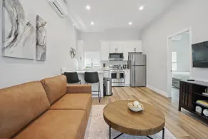 Charming 1BR Suite Near Shops & Dining - Image 3