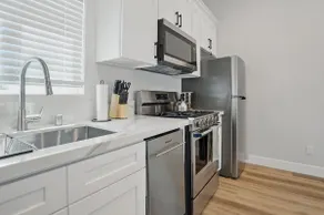 Charming 1BR Suite Near Shops & Dining - Image 5