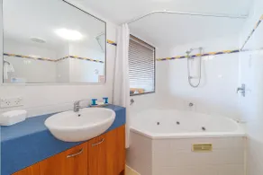 Mantra Marina Hotel Room - Image 4