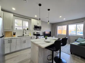 Spacious 2BR King Suite| Pet Friendly|Free Parking - Image 4
